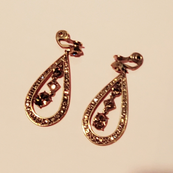 Signed Monet Vintage clip on Earrings! - Picture 3 of 11